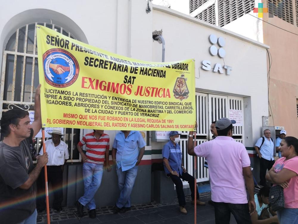 Extrabajadores del Sindicato de Maniobristas de Veracruz  exigen al SAT devolución de inmueble