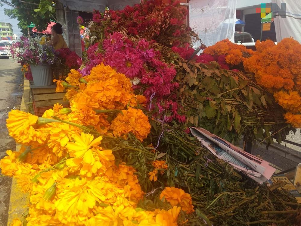 Coronas con flores y cempasúchil lo más solicitado en mercado Hidalgo de Veracruz