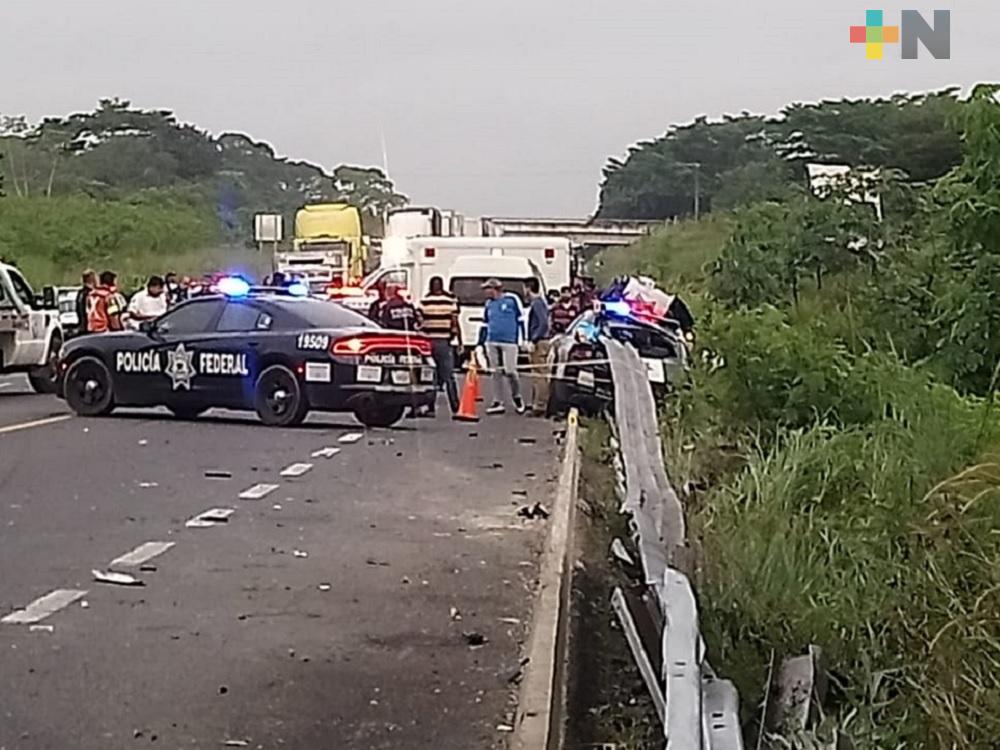 Fallece policía federal al impactarse contra muro de contención