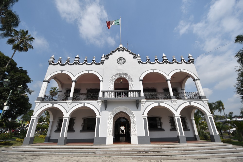 Entrega Ayuntamiento equipo de comunicación a policías, en Fortín