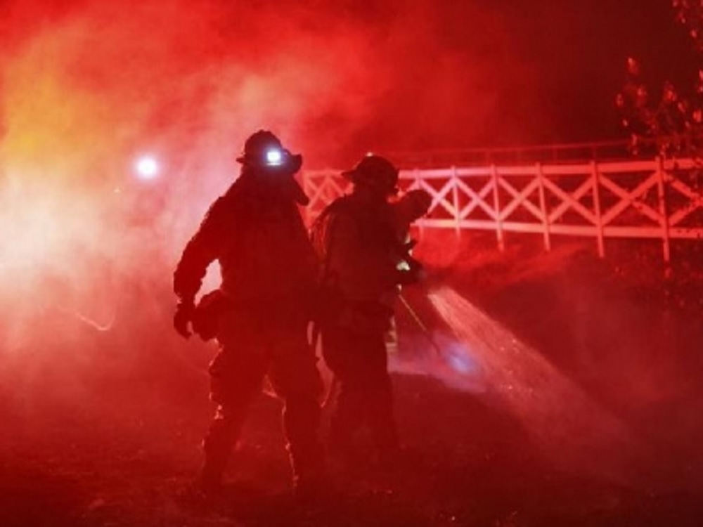 Fuertes vientos en California avivan incendios