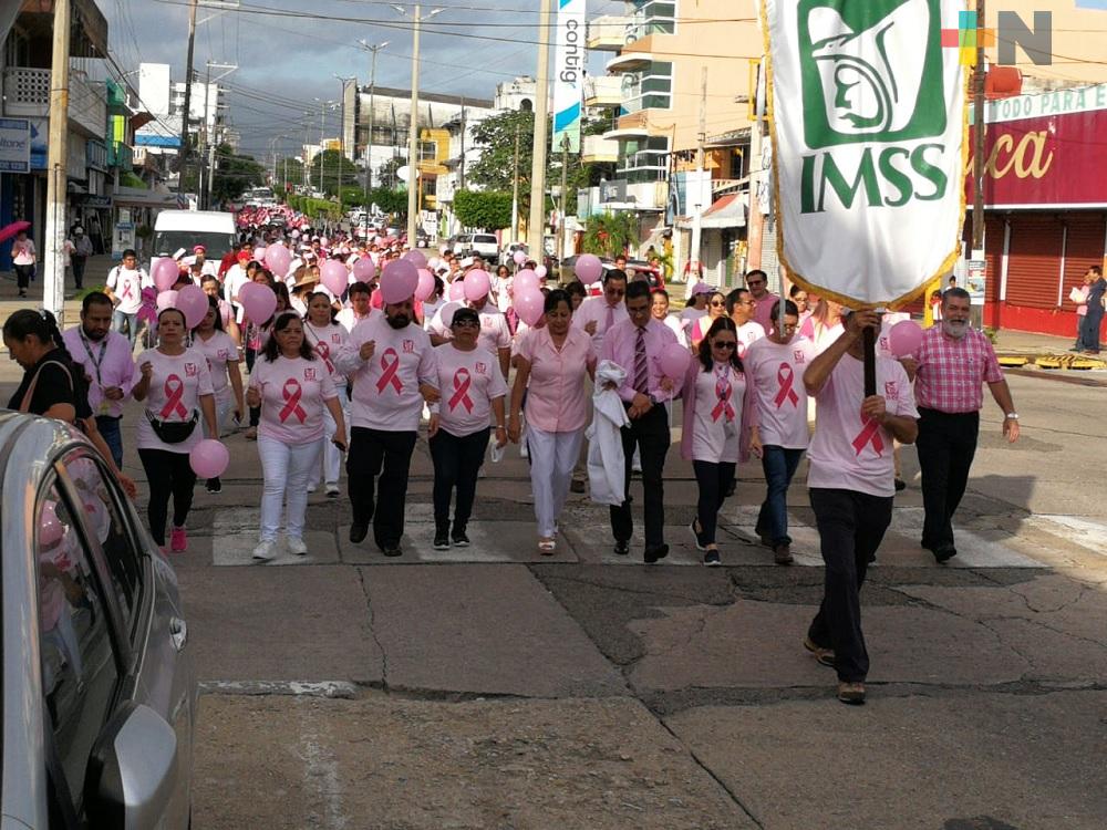 IMSS marcha en Coatzacoalcos, hace un llamado a prevenir el cáncer de mama