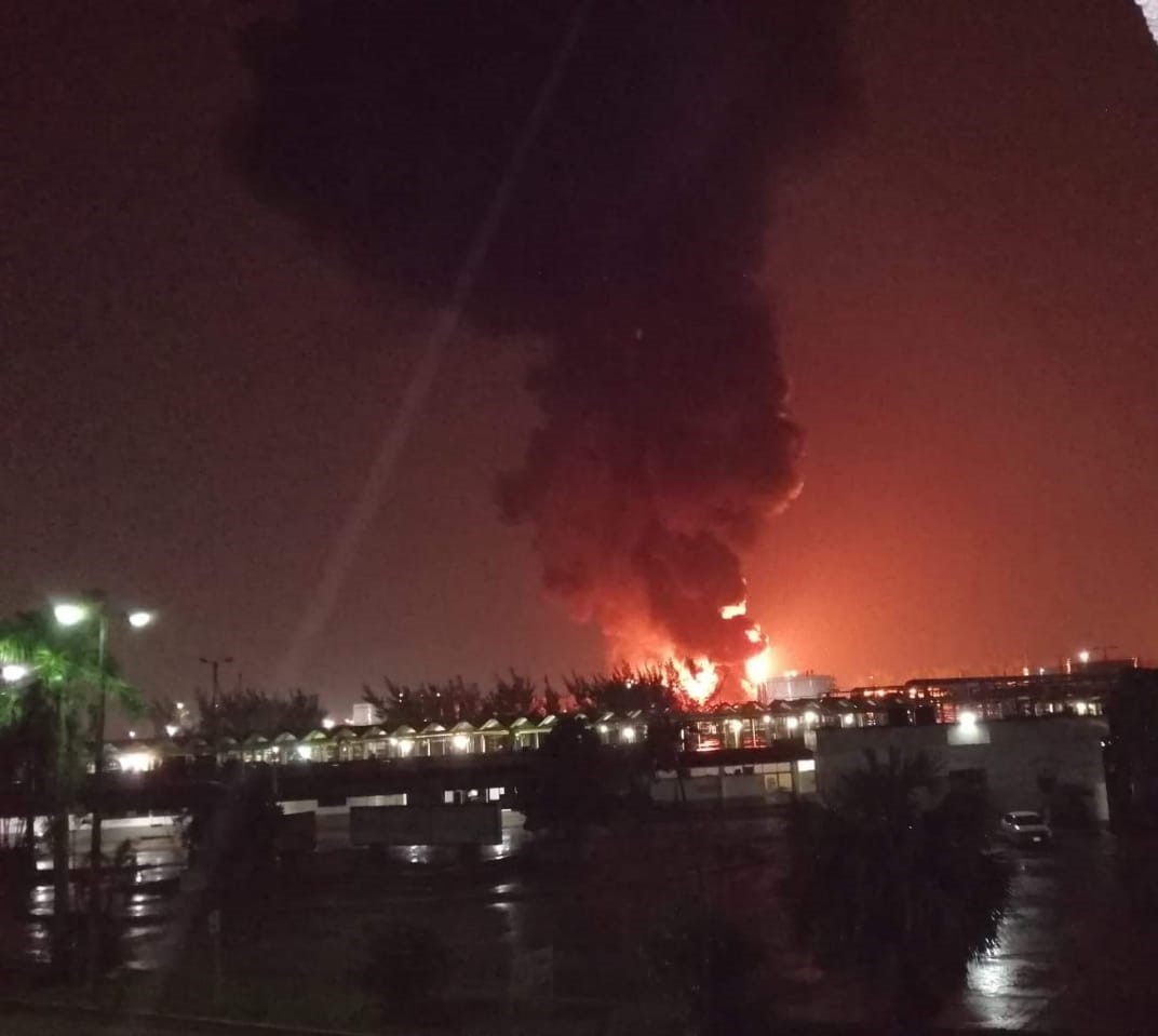 Espectacular incendio se registró en la Terminal Marítima de Pajaritos; ningún herido