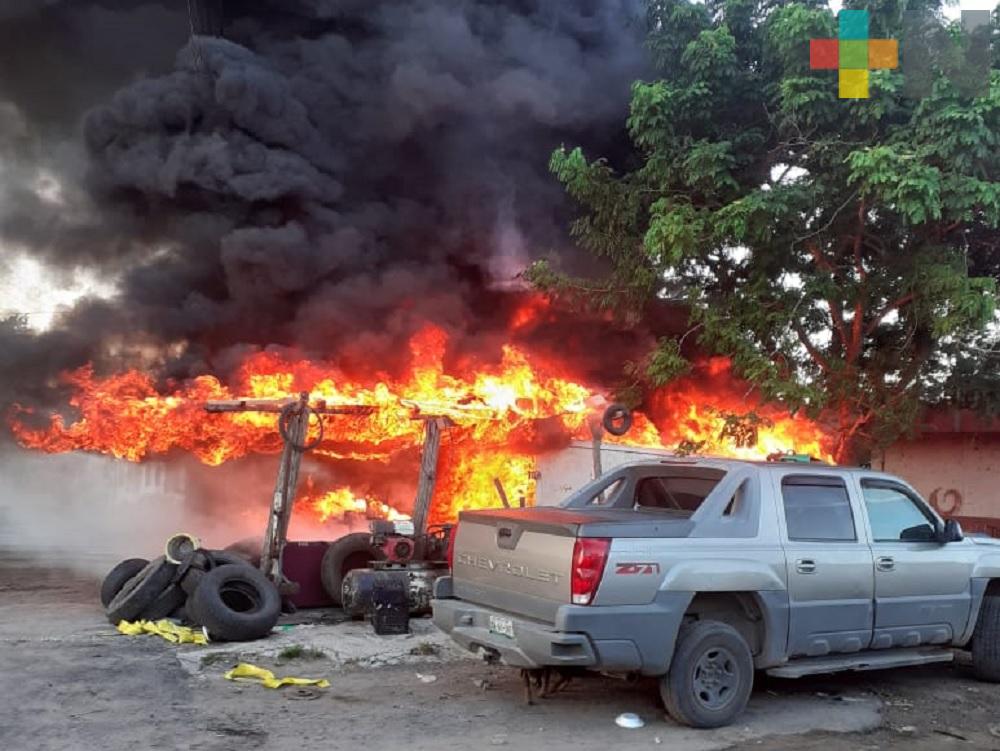 Incendio consume vulcanizadora en colonia de Veracruz