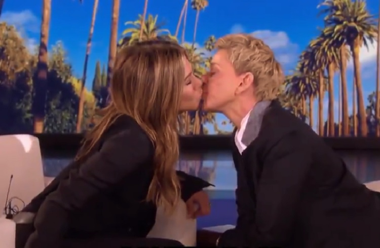 Jennifer Aniston y Ellen DeGeneres se besan durante entrevista