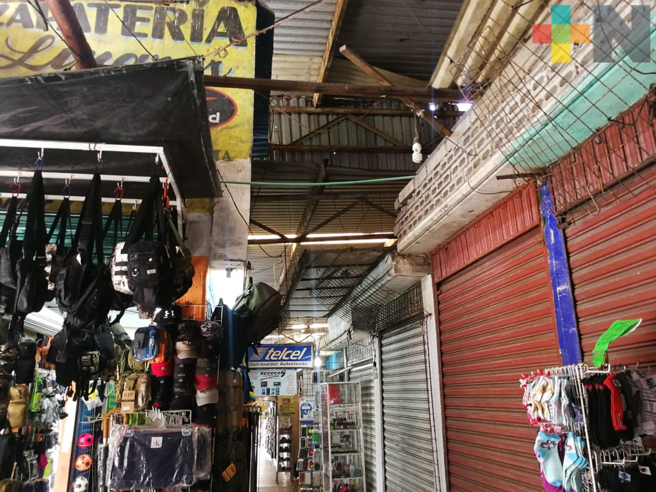Personal municipal de Coatzacoalcos acude a verificar condiciones del mercado Plaza del Sol
