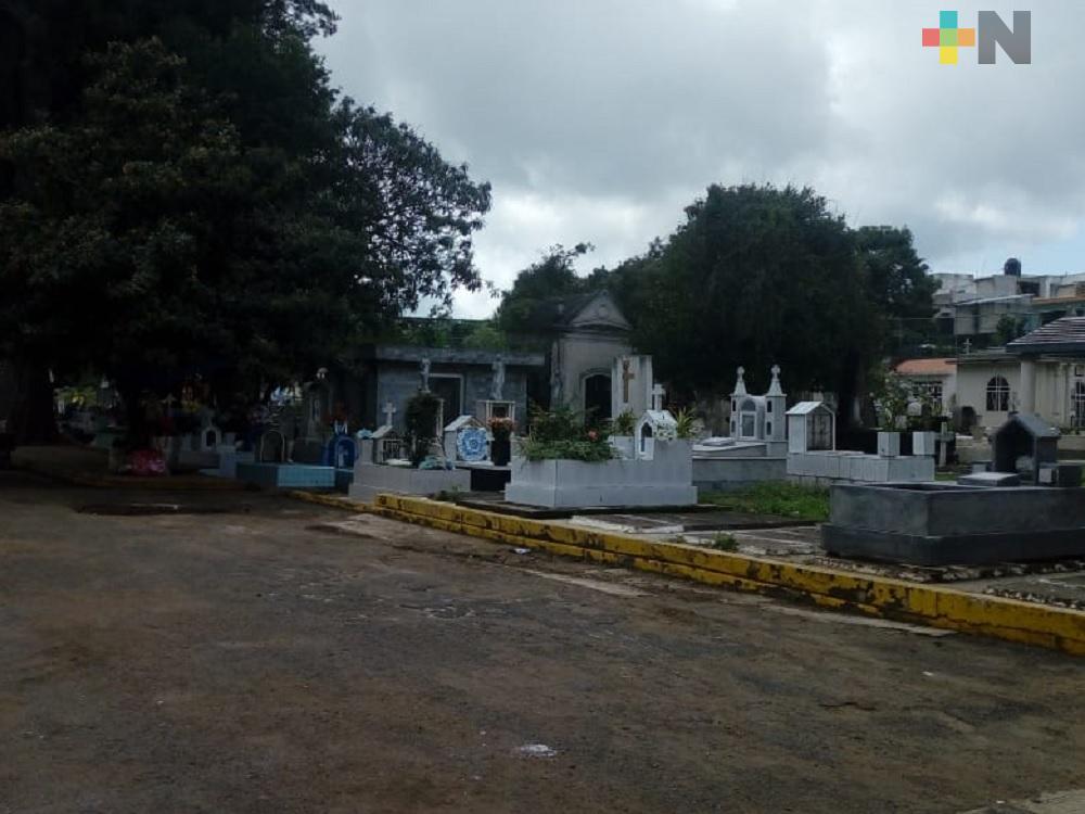 Xalapeños llegaron al panteón Palo Verde para visitar sus difuntos