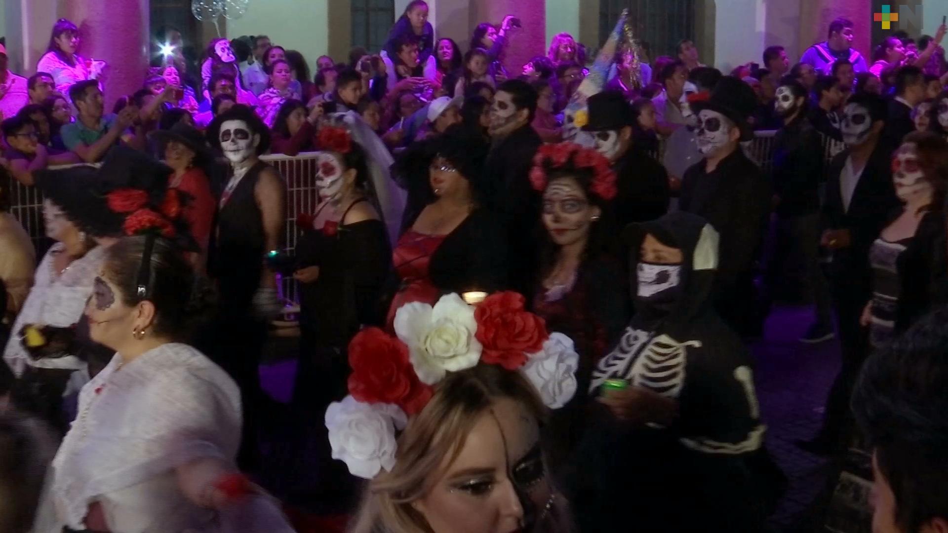 Desfile de Catrinas y muestra de altares preservan tradiciones en Xalapa