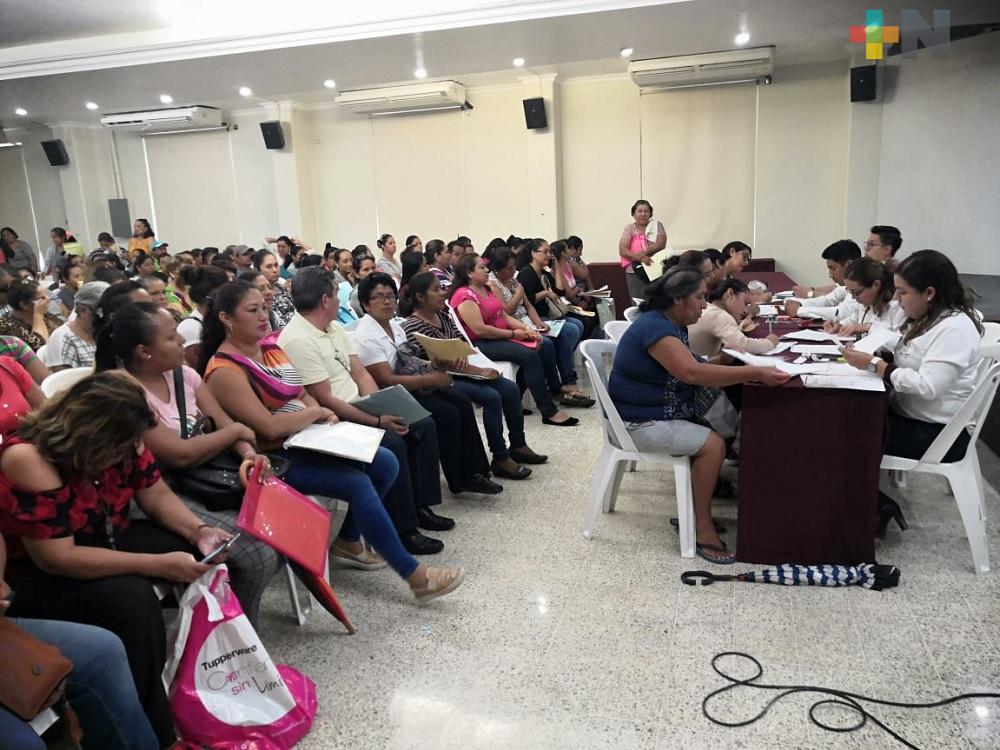 Ciudadanos abarrotan palacio municipal de Coatzacoalcos para acceder al programa de becas