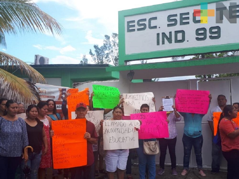 Padres de Familia piden maestros para secundaria de Boca del Río