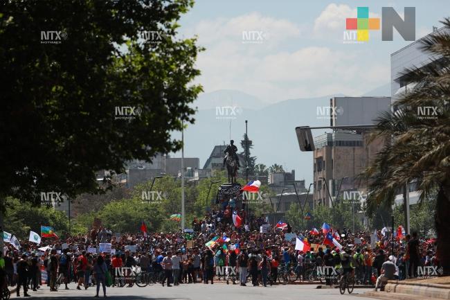 Policía intenta dispersar a chilenos reunidos en Plaza Italia