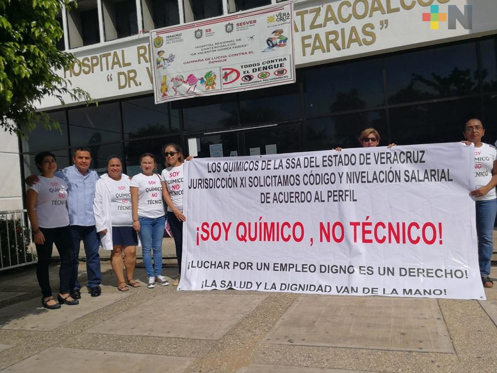 Químicos se manifiestan en Hospital de Coatzacoalcos; exigen recodificación como técnico laboratorista