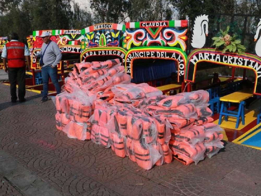Reparten chalecos salvavidas en trajineras de Xochimilco