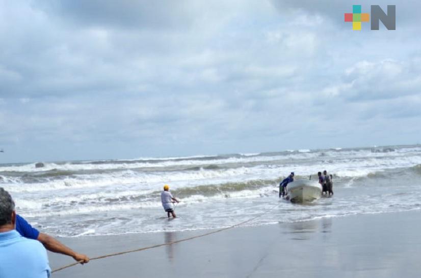 Rescatan a pescadores a punto de morir en franja turística Costa Esmeralda