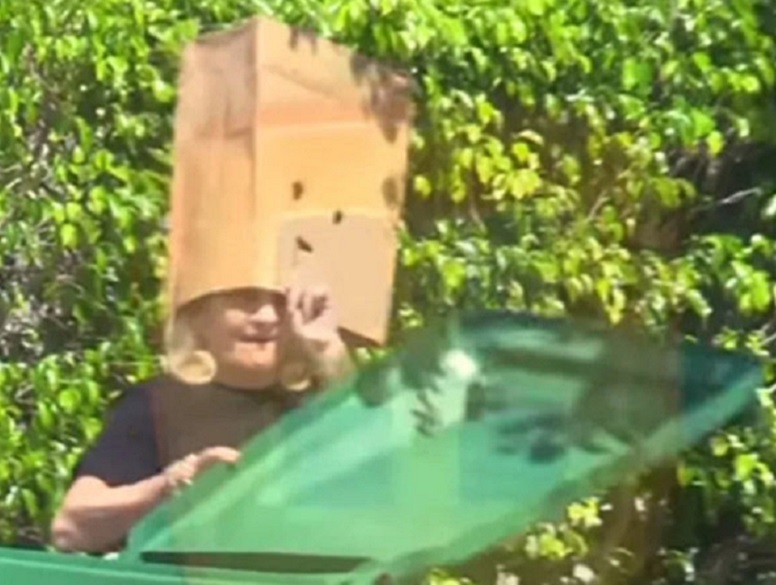 Sara Salazar, viuda de José José, oculta su rostro con bolsa de papel