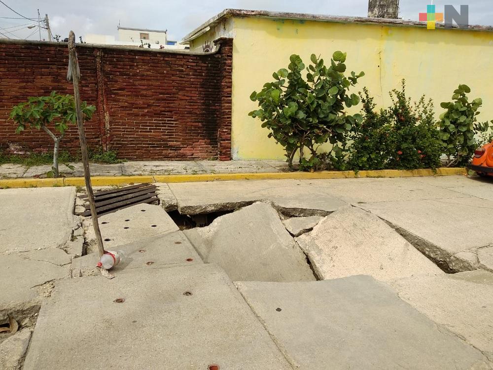 Socavón provoca hundimiento de loza en colonia de Coatzacoalcos