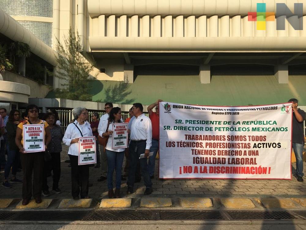 Trabajadores de Pemex exigen aumento salarial similar al que recibieron integrantes del STPRM