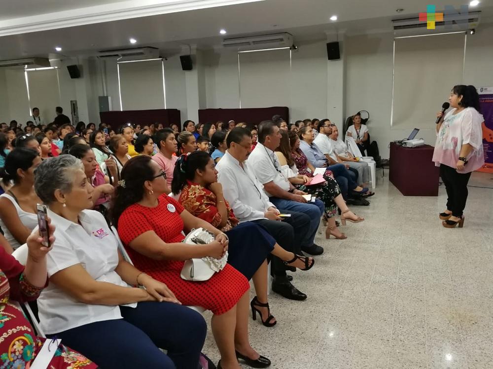 Violencia contra la mujer no debe ser politizada por ningún partido en Veracruz: Conferencista