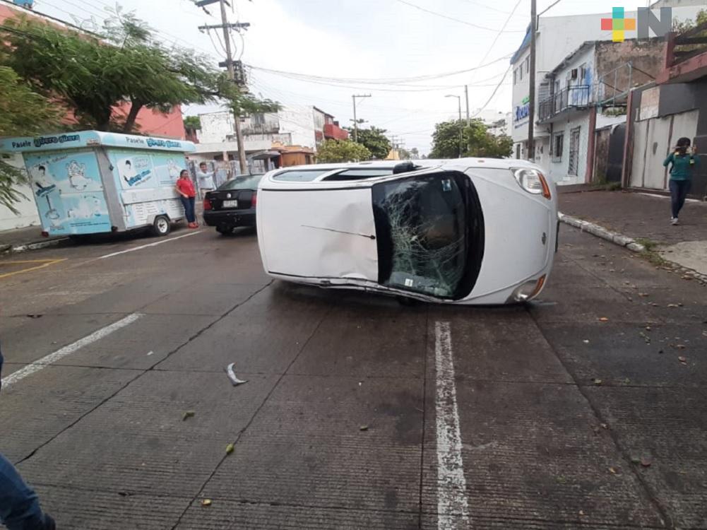 Vuelca automóvil compacto sobre avenida del puerto de Veracruz