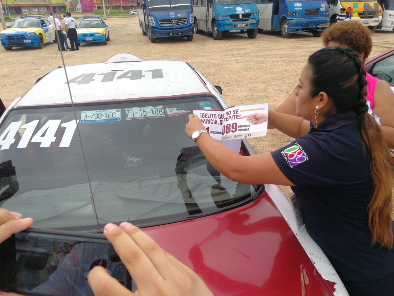 Colocan violentómetros y calcomanías en transporte público de Coatzacoalcos