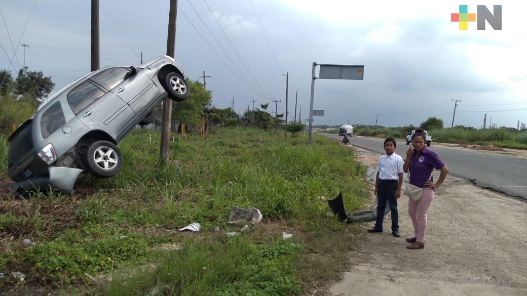 ¿Cómo llegó ahí? Camioneta  terminó trepada a medio poste tras accidente