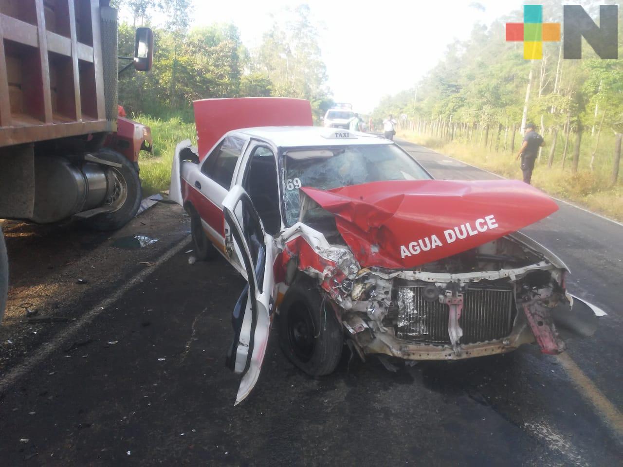 Taxistas de Agua Dulce piden aplicar la ley en accidente entre un taxi y un volteo; graves aún las pasajeras