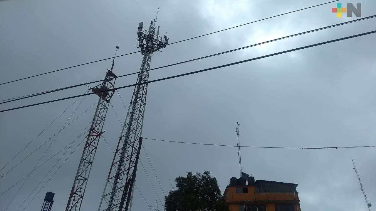 Persisten fallas eléctricas y de telefonía en Huayacocotla