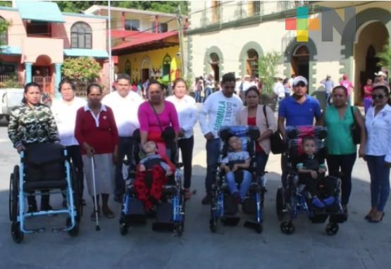 En Ixhuatlán de Madero entregan apoyos funcionales a personas con discapacidad