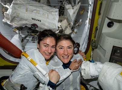 Astronautas mujeres completan histórica primera caminata espacial