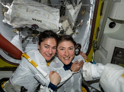 Astronautas mujeres completan histórica primera caminata espacial