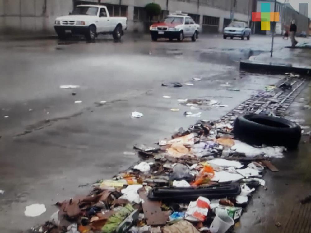 La basura en las calles tapa drenajes sanitarios en Martínez de la Torre