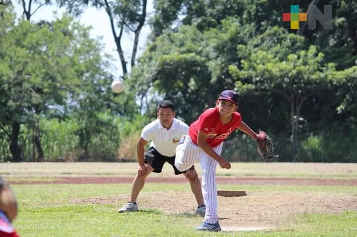 Más de 200 niños entrenan béisbol en Omealca tras convenio con agencia japonesa