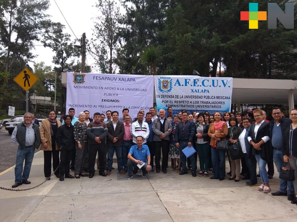 En la UV, 10 mil trabajadores hacen paro de brazos caídos