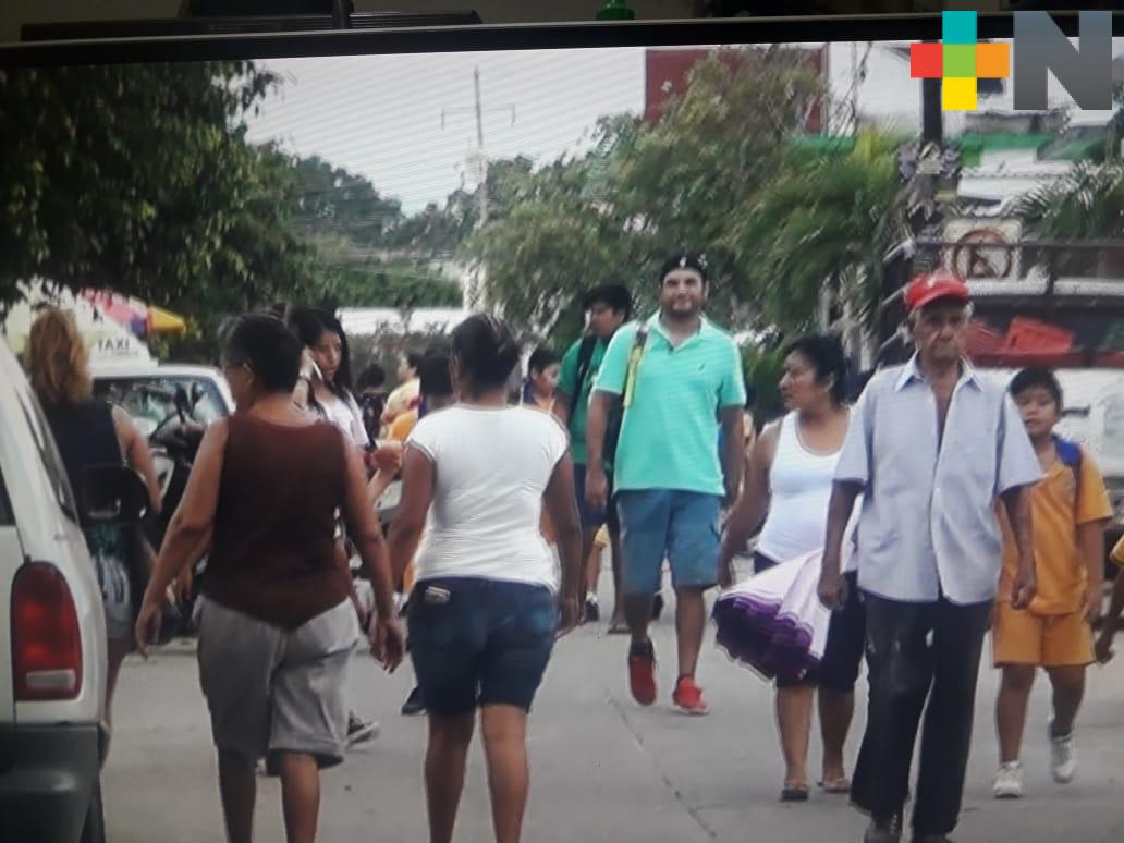 Obstáculos obligan a peatón a bajarse de las banquetas