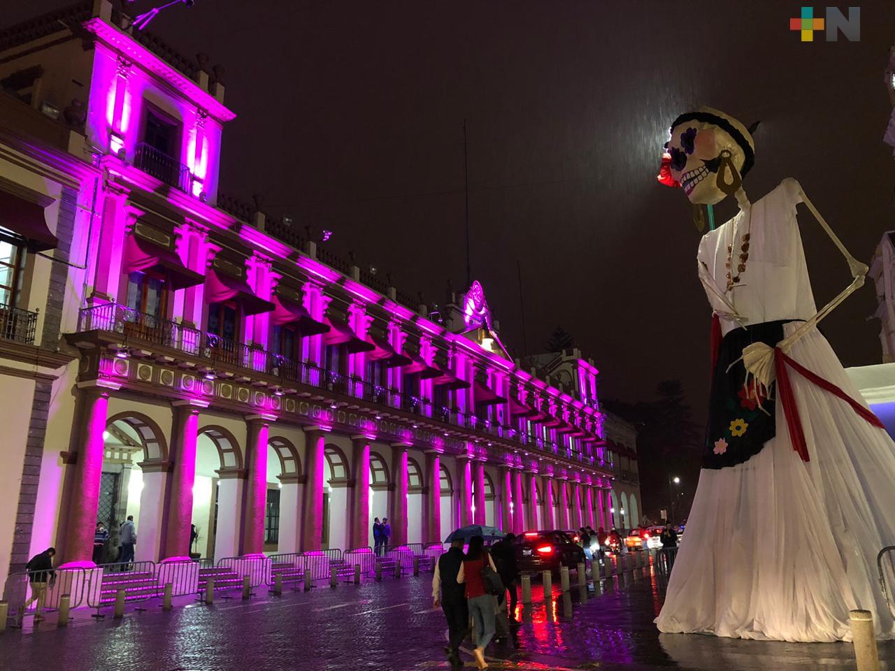 Catrina monumental adorna el centro de Xalapa