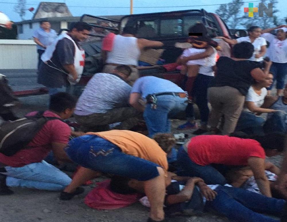 Tractocamión choca contra camioneta que transportaba a equipo infantil de fútbol
