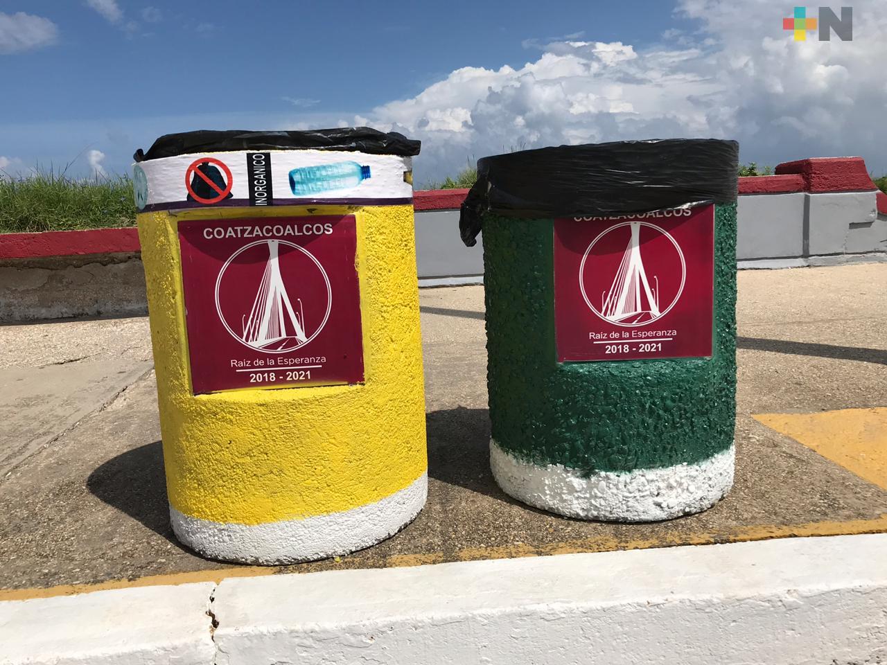 Instalan 100 depósitos de basura de concreto reforzado en malecón de Coatzacoalcos