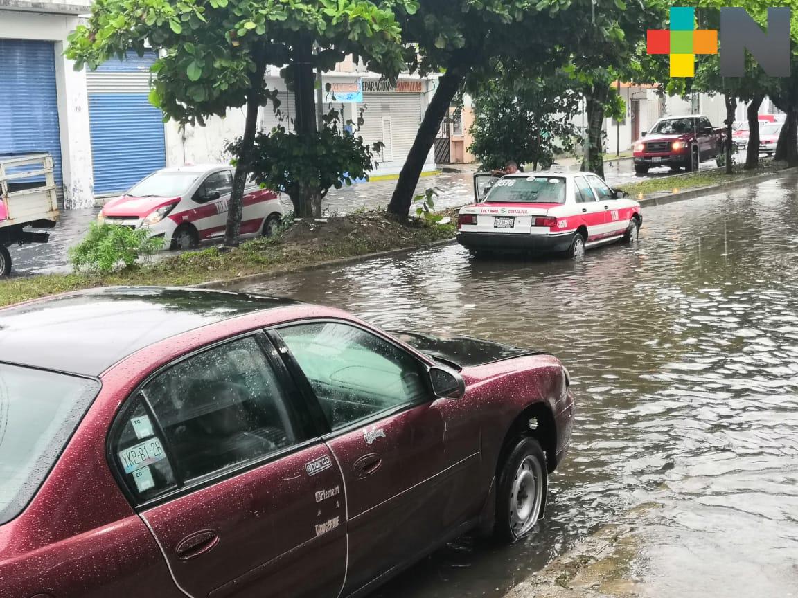 Lluvias inundan calles de Coatzacoalcos