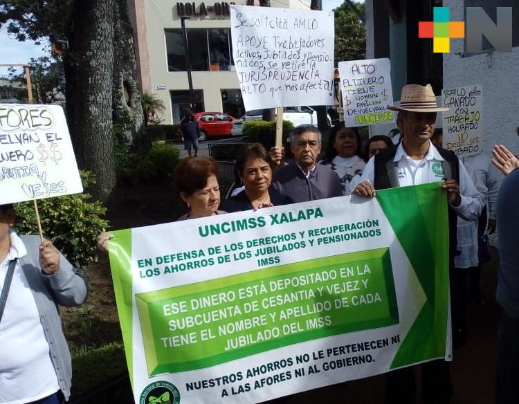 En Veracruz realizan marchas jubilados y pensionados del IMSS; exigen les regresen sus ahorros