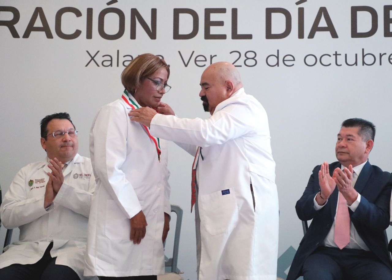 Reconoce Secretaría de Salud trayectoria de médicos veracruzanos