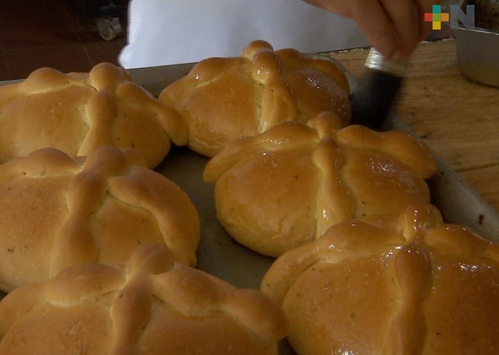 Jóvenes del grupo “La Promesa” iniciaron la elaboración de pan de muerto, en Coatzacoalcos