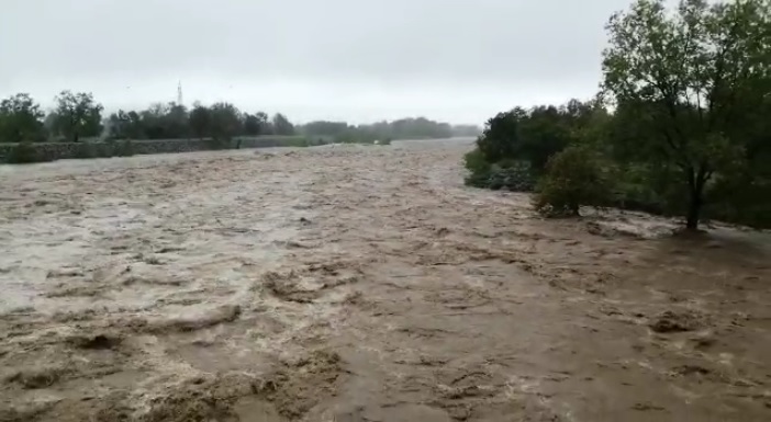 VIDEO: Lluvia provoca crecida del Río Misantla y  desborda puente en Colipa