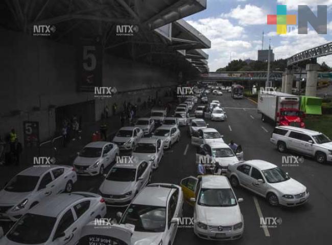 Taxistas retiran bloqueo en aeropuerto capitalino y la México-Toluca