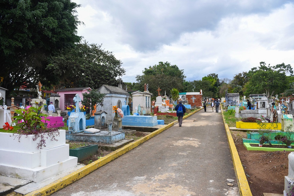 Inhumaciones y cremaciones, continuarán realizándose en panteones de Xalapa