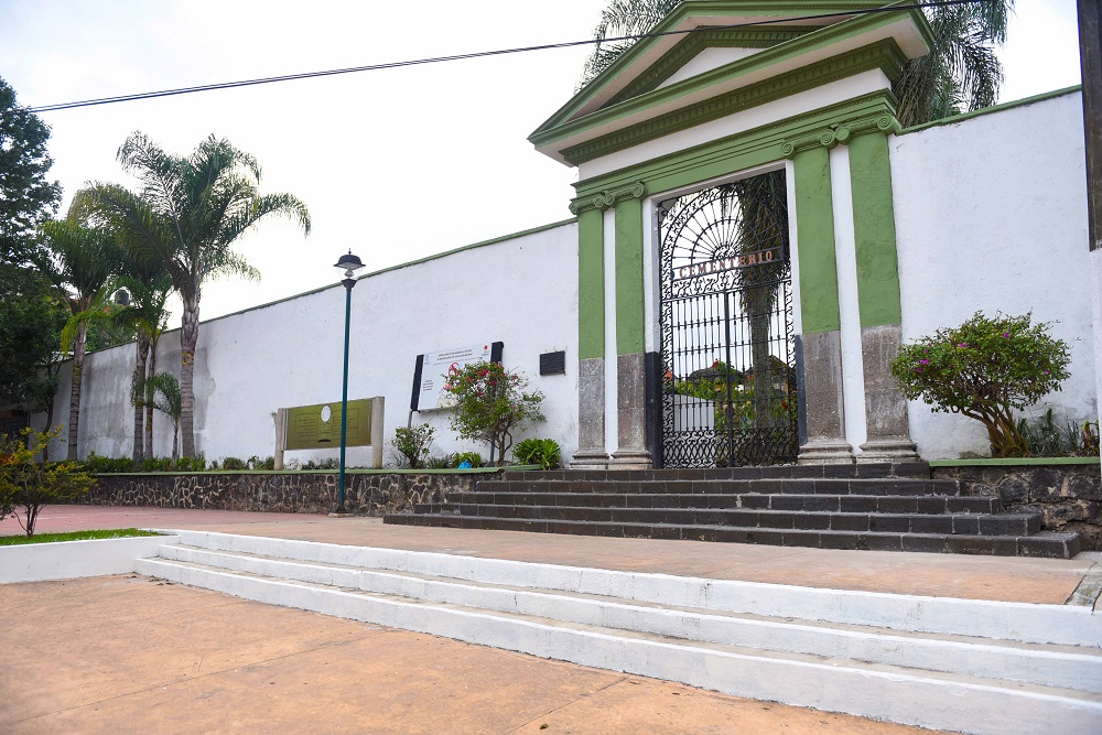 Familias visitan panteones xalapeños