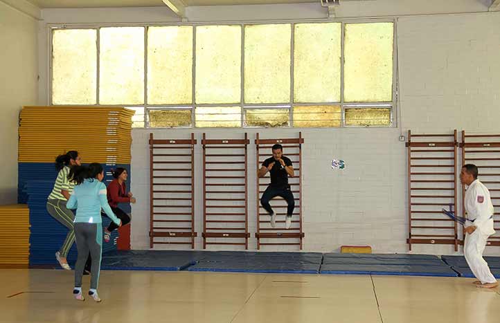 Taller de Defensa Personal despierta interés de universitarios y público general