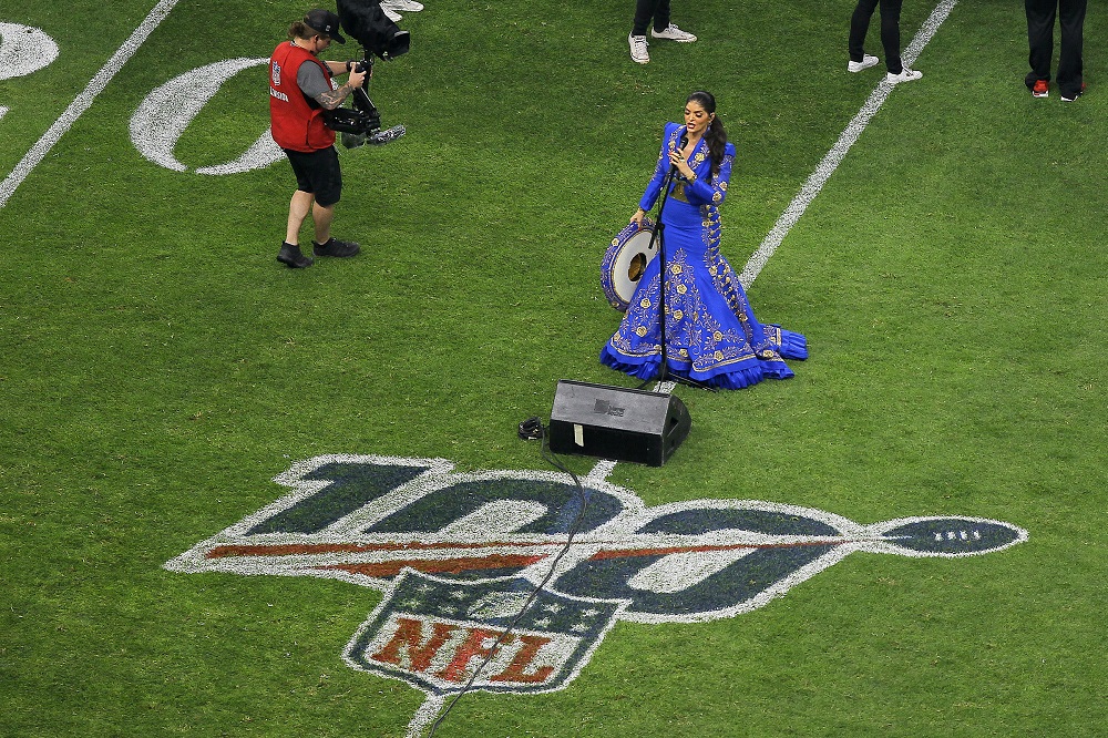 Ana Bárbara se equivoca al cantar Himno Nacional en juego de la NFL