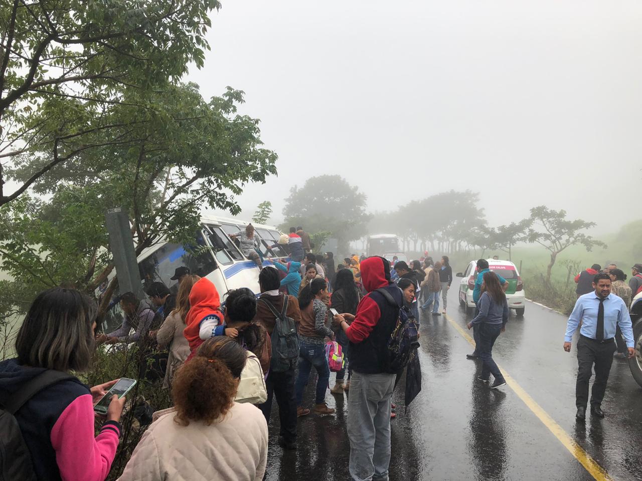 Aparatoso percance sufrió autobús en la carretera Xalapa-Misantla