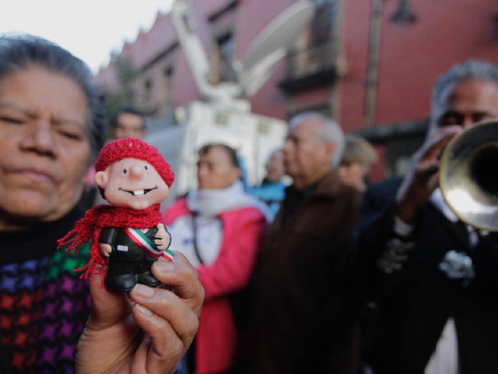 «Adelitas» llevan serenata a López Obrador por su cumpleaños