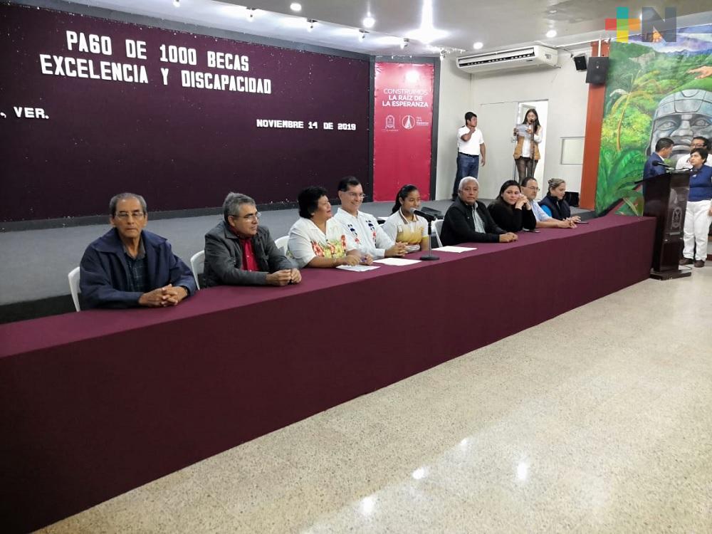 Al menos mil estudiantes fueron beneficiados con becas municipales en Coatzacoalcos